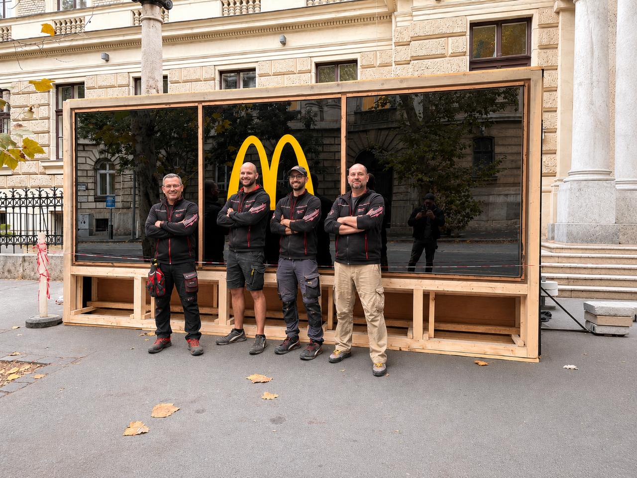 A SkillHolz csapat egy elkészült fakeretes üvegszerkezet előtt – McDonald's projekt, Budapest